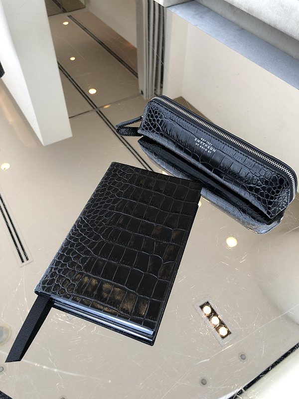 4 WE RECOMMEND: BLACK LEATHER ITEMS